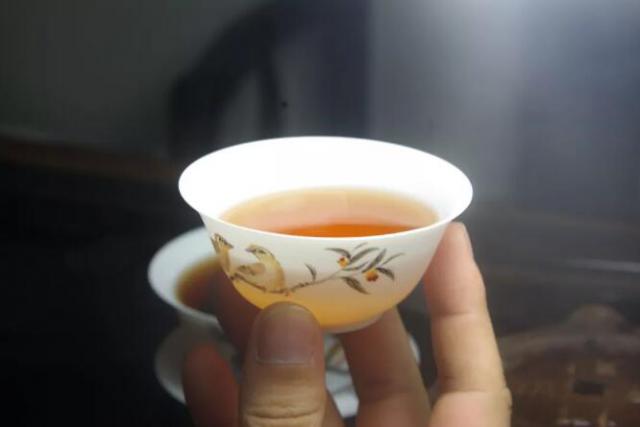 乌龙茶的起源（乌龙茶的起源与历史）